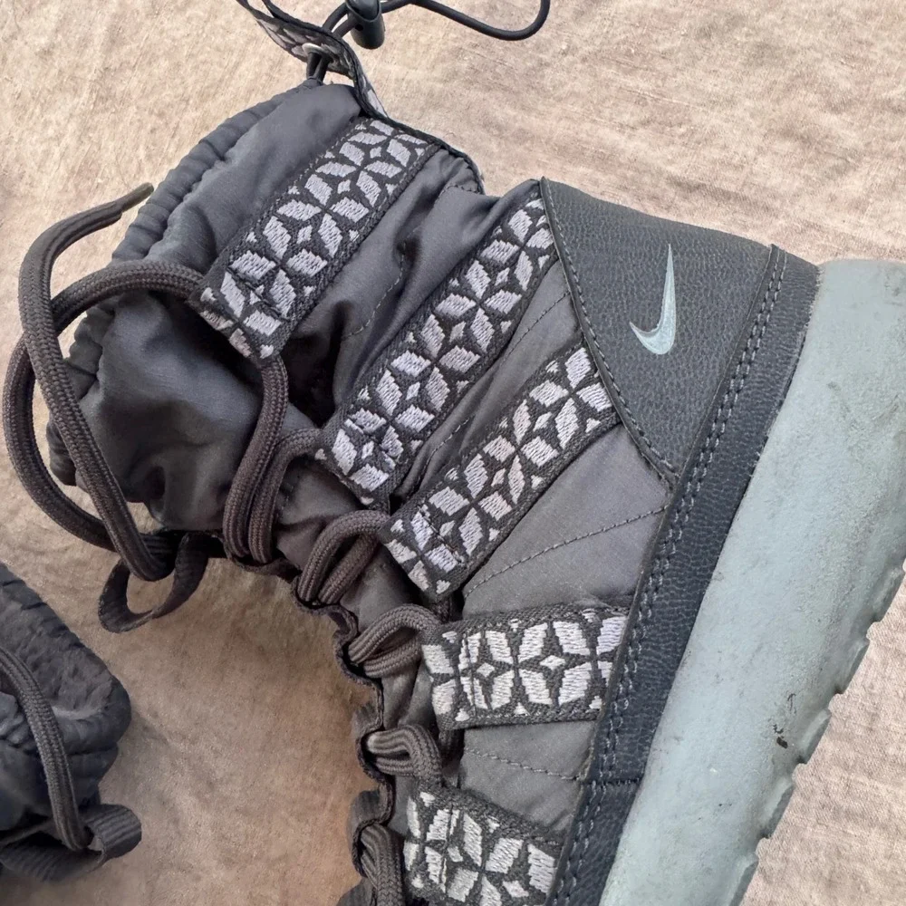 Nike Roshe Run Hi SneakerBoot 6 Grey Quilted Faux Fur Winter Boots 615968-200